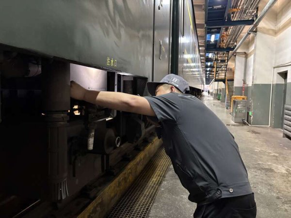 智慧优配 中国最北车辆段有群“列车清道夫”