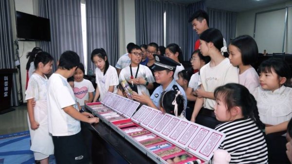 金景配资 保康：“托”起七彩假期 “童”享快乐时光